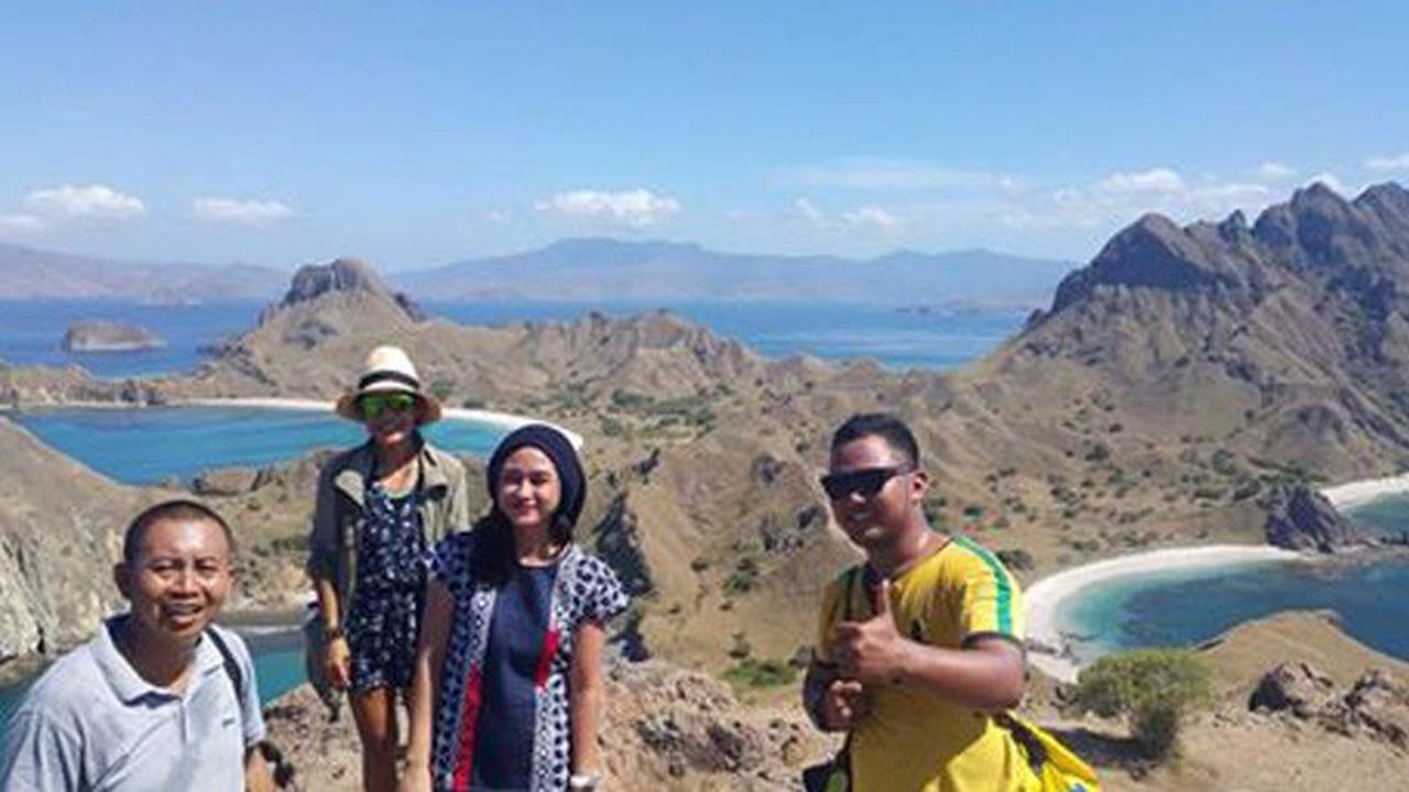 Wisatawan tampak sedang menikmati indahnya pemandangan dari puncak Pulau Padar di Labuan Bajo, Nusa Tenggara Timur (NTT).