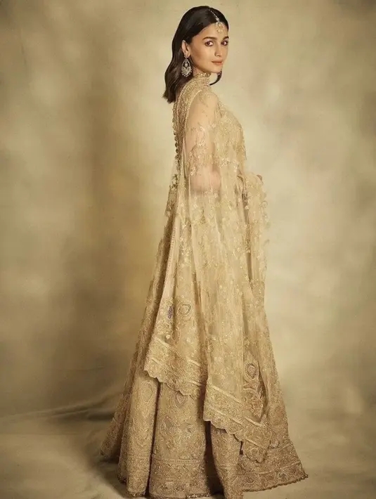 Alia Bhatt tak kalah memukau di pesta prewedding Anant Ambani dan Radhika,mengenakan lehengga berwarna emas. [@aliaabhatt]