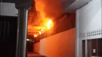 Kebakaran melanda sebuah pabrik triplek di Jalan Soekarno Hatta No 501, Kelurahan Cijagra, Kecamatan Lengkong, Kota Bandung pada Senin (24/10/2022) malam. (Foto: Liputan6.com/Huyogo Simbolon)