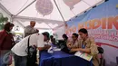 Warga antri mendaftar program Ayo Mudik di Posko Kemenhub di kawasan Pasar Kebayoran Lama, Jakarta, Selasa (17/5/2016). Guna mengurangi angka pemudik bermotor, Kemenhub kembali menggelar mudik gratis ke beberapa kota. (Liputan6.com/Helmi Fithriansyah)