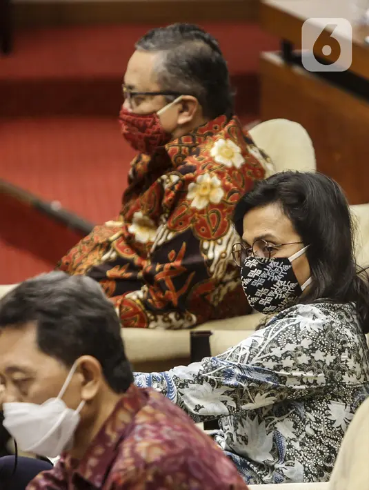 Menteri Keuangan Sri Mulyani (tengah), Gubernur Bank Indonesia Perry Warjiyo (kiri) dan Kepala Eksekutif Pengawas Perbankan OJK Heru Kristiyana (kanan) saat rapat kerja dengan Komisi XI DPR di Kompleks Parlemen, Senayan, Jakarta, Senin (24/8/2020). (Liputan6.com/Johan Tallo)