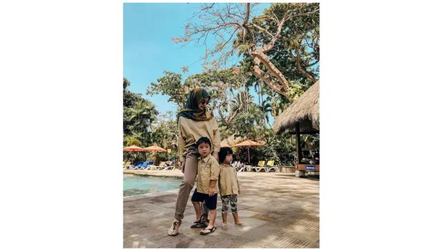 Selalu terlihat ceria dan terkesan mudah dekat dengan anak-anak, nyatanya Gina justru merasa kesulitan untuk bermain dengan anak kecil.