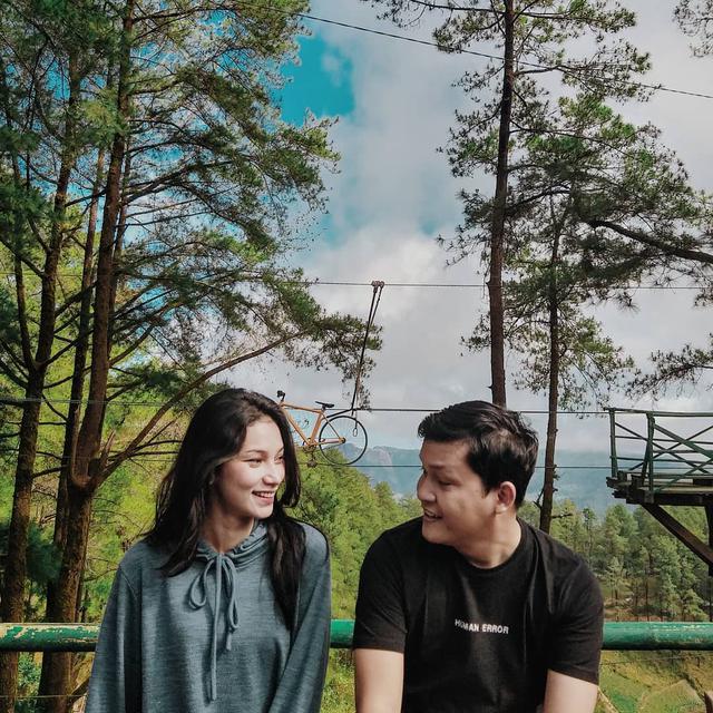 Adik Indah Permatasari, Sinta Mutiara bersama calon suaminya Aslan (Foto: Instagram aslanandy)