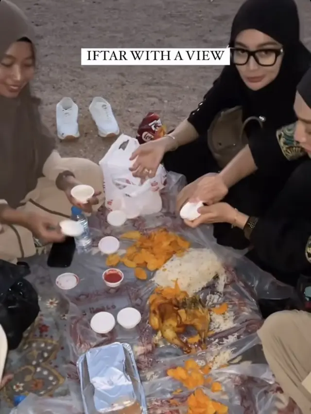 Tampilan Wika Salim saat Umrah. [@wikasalim]