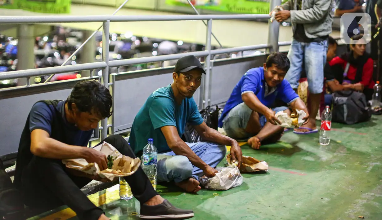 Para pemudik menyantap makan di dermaga Pelabuhan Merak karena terjebak antrean panjang. (Liputan6.com/Angga Yuniar)