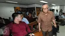 Alex Usman saat berada di ruang sidang untuk menjalani sidang perdana pembacaan dakwaan di Pengadilan Tipikor, Jakarta, Kamis (29/10/2015). Alex Usman didakwa merugikan keuangan negara sejumlah Rp81.433.496.225. (Liputan6.com/Helmi Afandi)