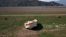 Sebuah perahu terparkir di Danau Aculeo Lagoon yang mengering, Paine, Chile, Jumat (23/8/2019). Para pejabat di Chile mengatakan Ibu Kota dan pinggirannya menderita kekeringan terburuk dalam beberapa tahun terakhir. (AP Photo/Esteban Felix)