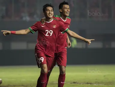 Gelandang Timnas Indonesia, Septian David Maulana, merayakan gol yang dicetaknya ke gawang Kamboja pada laga persahabatan di Stadion Patriot, Bekasi, Rabu (4/10/2017). Indonesia menang 3-1 atas Kamboja. (Bola.com/Vitalis Yogi Trisna)