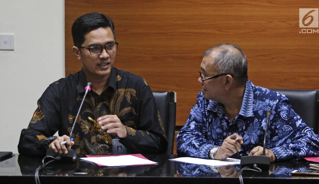 Jubir KPK Febri Diansyah (kanan) bersama Ketua KPK Agus Rahardjo saat konferensi pers di Gedung KPK, Jakarta, Selasa (3/4). KPK menetapkan 38 anggota DPRD Sumatera Utara atau Sumut sebagai tersangka. (Liputan6.com/Herman Zakharia)