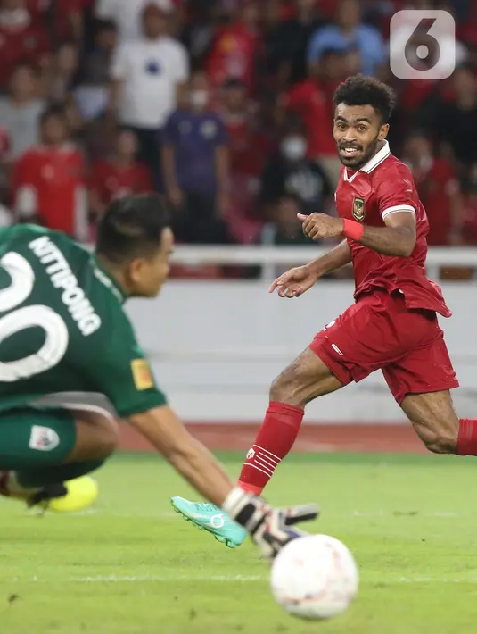 Pemain belakang timnas Indonesia, Yakob Sayuri (kanan) berusaha mengecoh Kittipong Phoothawchuek (Thailand) pada lanjutan kualifikasi Grup A Piala AFF 2022 di Stadion Utama Gelora Bung Karno, Jakarta, Kamis (29/12/2022). Laga berakhir imbang 1-1. (Liputan6.com/Helmi Fithriansyah)