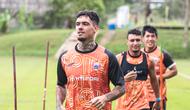 Shayne Pattynama (tengah) tampak santai dalam menjalani sesi latihan Persija Jakarta yang diadakan di Persija Training Ground, Depok, pada Senin (2/2/2026) sore WIB. (Bola.com/Nur Iman Ali)