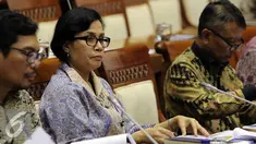 Menteri Keuangan Sri Mulyani Indrawati mengikuti rapat kerja (Raker) dengan Komisi XI DPR RI di Kompleks Parlemen Senayan, Jakarta, Kamis (29/9). (Liputan6.com/Johan Tallo)
