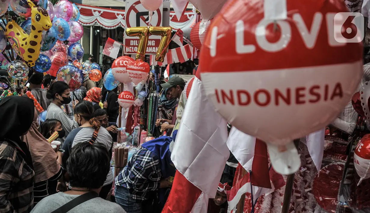 Warga memilih pernak-pernik untuk perayaan Hari Kemerdekaan ke-77 Republik Indonesia di Pasar Jatinegara, Jakarta Timur, Minggu (7/8/2022). Penjualan pernak-pernik perayaan 17 Agustus seperti bendera Merah Putih, alat perlombaan, dan berbagai hiasan Hari Kemerdekaan di Pasar Jatinegara mengalami peningkatan hingga 50 persen dibandingkan tahun lalu seiring meredanya penyebaran Covid-19. (merdeka.com/Iqbal S Nugroho)