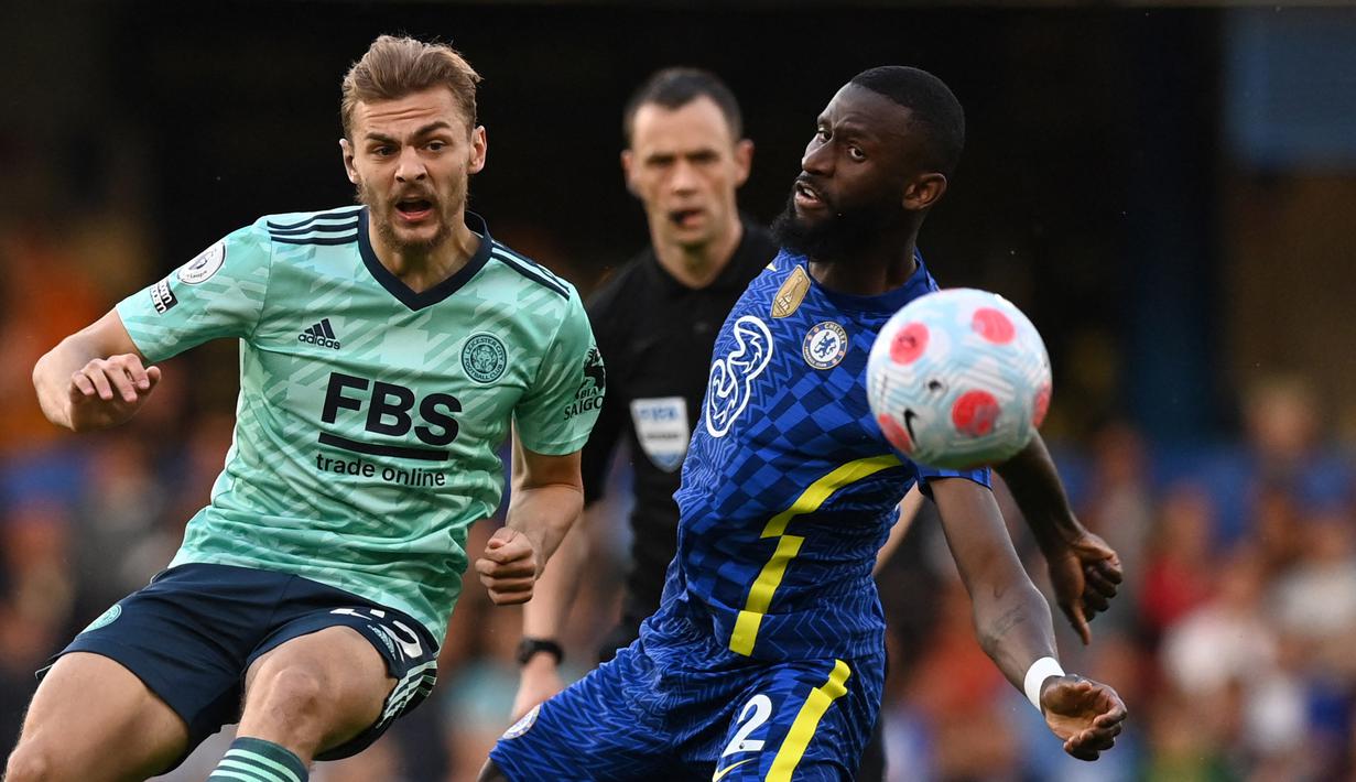 Antonio Rudiger bermain dengan cukup baik di lini pertahanan Chelsea. Namun, pemain asal Jerman itu beberapa kali melakukan pelanggaran berbahaya dan bisa saja diusir dari lapangan dengan kartu merah. (AFP/Glyn Kirk)