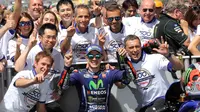 Pebalap Movistar Yamaha, Maverick Vinales, berpesta bersama krunya usai memenangi MotoGP Prancis di Sirkuit Le Mans, Sarthe, Minggu (21/5/2017). (EPA/Eddy Lemaistre)