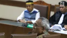 Kepala Biro Hukum Sekjen KPU, Sigit Joyowardono saat menjadi saksi pada sidang lanjutan penyebaran berita bohong tentang 7 kontainer berisi surat suara Pemilu 2019 telah tercoblos dengan terdakwa Bagus Bawana Putra di Pengadilan Negeri Jakarta Pusat, Kamis (11/4). (Liputan6.com/Helmi Fithriansyah)