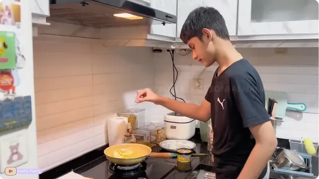 6 Potret Dapur dan Meja Makan di Rumah Fairuz A Rafiq, Modern Minimalis
