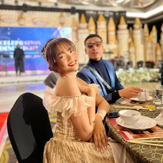 Tampil Ala Princess , Ini 7 Potret Fuji dalam Acara Kosmetik di Balikpapan