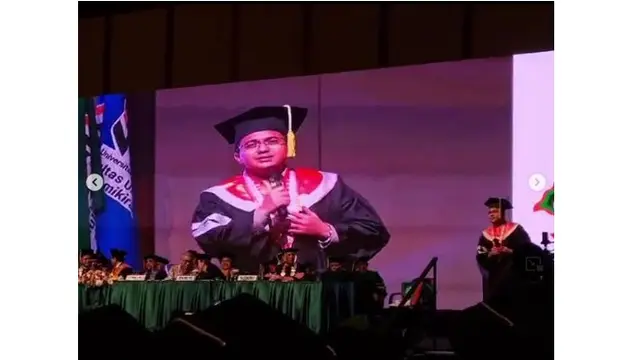 6 Potret Sahrul Gunawan Wisuda S2, Bahagia Didampingi Dine Mutiara