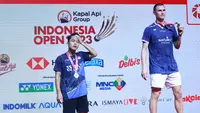 Tunggal Putra Indonesia, Anthony Ginting, di atas podium bersama sang juara Viktor Axelsen, pada laga final Indonesia Open 2023 di Istora Gelora Bung Karno, Jakarta, Minggu (18/6/2023) Axelsen menang dengan skor 21-14 dan 21-13. (Bola.com/M Iqbal Ichsan)