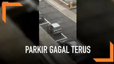 Seorang pengemudi mobil mungil kesulitan parkir di lahan yang terbilang lebih dari cukup.