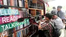 Penyandang disabilitas memanfaatkan mobil perpustakaan di Kementerian Sosial, Jakarta, Senin (28/12/2015). Mensos Khofifah Indar Parawansa memberikan bantuan sejumlah fasilitas penunjang bagi penyandang disabilitas. (Liputan6.com/Helmi Fithriansyah)