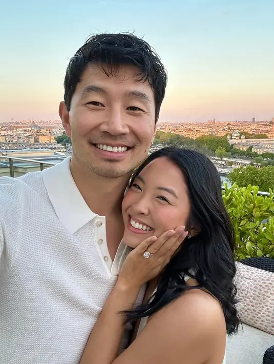 Keduanya pun tampak serasi dengan busana serba putih. Simu Liu mengenakan atasan polo shirt, sedangkan calon istrinya tampil dengan atasan sleeves putih. [@allison]