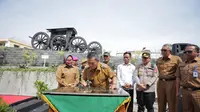 Wali Kota Cirebon Nashrudin Azis menandatangani peresmian Taman Pedati Gede di kawasan kota tua. (Istimewa)