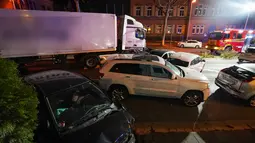 Sebuah truk curian menabrak mobil-mobil yang berhenti di lampu merah di distrik kota Limburg, Jerman, Senin (7/10/2019). Kepolisian Limburg menyebut sopir yang menabrakkan truk curian itu telah ditahan. (Photo by Thorsten Wagner / dpa / AFP)