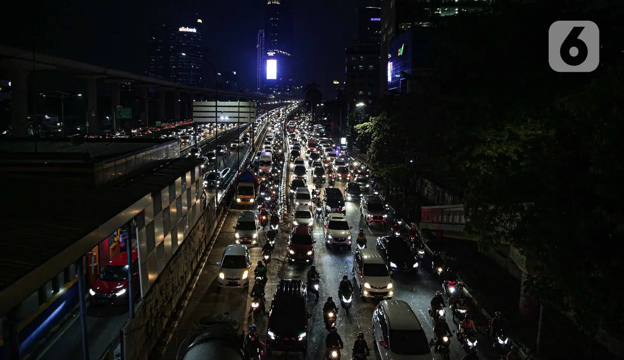 Sejumlah kendaraan terjebak kemacetan di Tol Dalam Kota, Jakarta, Rabu (18/5/2022). Meningkatnya volume kendaraan di Ibu Kota terjadi karena sejumlah pegawai telah kembali kerja dari kantor atau work from office (WFO). (Liputan6.com/Faizal Fanani)