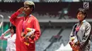 Atlet lompat jauh Indonesia, Rica Oktavia, hormat bendera saat seremoni usai meraih medali emas Asian Para Games 2018 di SUGBK, Jakarta, Senin (8/10). Rica menorehkan lompatan mencapai 5,25 meter. (Bola.com/Vitalis Yogi Trisna)