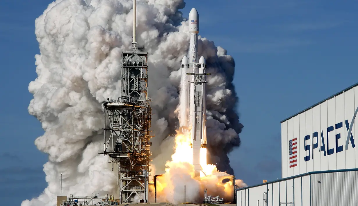 <p>Roket terkuat di dunia milik SpaceX, Falcon Heavy lepas landas di Kennedy Space Center di Florida (6/2). Roket Falcon Heavy meluncur ke antariksa membawa Tesla Roadster milik bos SpaceX, Elon Musk, menuju orbit terdekat planet Mars.(AP Photo / John Raoux)</p>