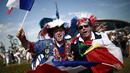 Para suporter Prancis bersiap menyaksikan laga babak 16 besar Piala Dunia melawan Argentina di Kazan Arena, Kazan, Sabtu (30/6/2018). (AFP/Benjamin Cremel)