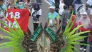 Peserta berkostum Bola.com memeriahkan parade Asian Games 2018 di Jalan Thamrin, Jakarta, Minggu (13/5). Tak hanya dari komunitas, peserta parade ini juga datang dari karyawan PT Elang Mahkota Teknologi (Emtek). (Liputan6.com/Arya Manggala)