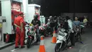 Di SPBU Cikini, puluhan kendaraan bermotor mengantre panjang untuk mendapat BBM dengan harga yang belum dinaikkan, Jakarta, Senin (17/11/2014). (Liputan6.com/Herman Zakharia) 