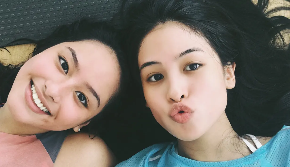 Maudy Ayunda mempunyai adik yang manis, Amanda Khairunnisa. Kakak beradik ini kerap mengunggah potret kebersamaan di Instagram-nya. (Foto: instagram.com/maudyayunda)