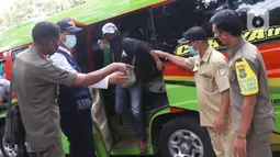 Petugas menurunkan warga yang terjaring razia penggunaan masker dari kendaraan di Kelurahan Sudimara Barat, Kota Tangerang, Kamis (27/5/2021). Mereka yang terjaring razia diminta untuk melakukan tes GeNose C19 guna mencegah penularan virus corona Covid-19. (Liputan6.com/Angga Yuniar)