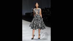 Model berpose membawakan koleksi dari Peggy Hartanto yang bertajuk 'Curve' pada ajang Indonesia Fashion Week 2015 di JCC Senayan, Jakarta, Minggu (1/3). (Liputan6.com/Panji Diksana)