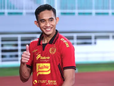 Satu di antara pemain lokal yang paling konsisten di BRI Liga 1 selama tahun 2024 ini ialah Rizky Ridho. Kapten Persija Jakarta ini nyaris tak tergantikan dan mampu membawa Macan Kemayoran bersaing di papan atas. (Bola.com/M Iqbal Ichsan)