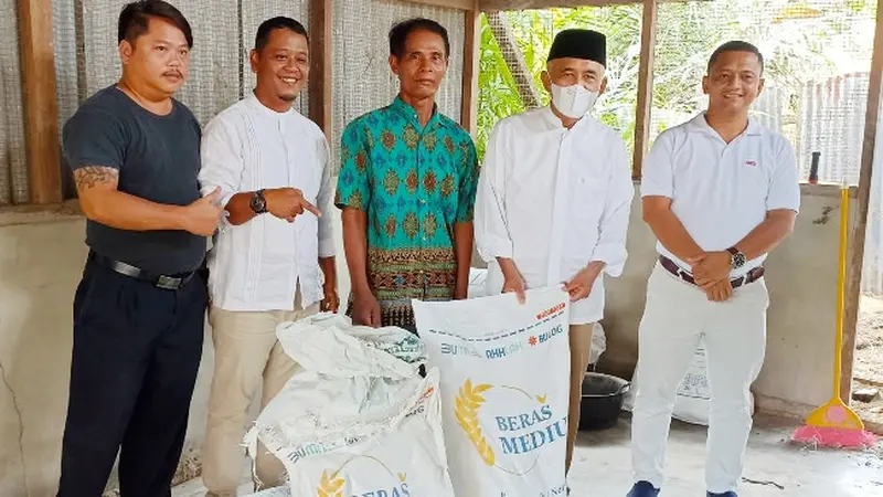 Mantan Gubernur Riau yang kini jadi anggota DPR, Arsyadjulianci Rachman (dua dari kanan) saat memborong beras petani di Kota Dumai.