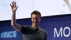 Pendiri sekaligus CEO Facebook, Mark Zuckerberg melambaikan tangan saat menghadiri Mobile World Congress di Barcelona, Spanyol, Senin (22/2). (REUTERS/Albert Gea)