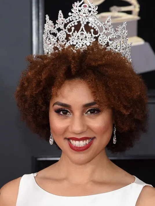Penyanyi Joy Villa menghadiri karpet merah ajang Grammy Awards 2018 di New York City, Minggu (28/1). Penyanyi  dengan nama panggung Princess Joy Villa itu  mempercantik gayanya dengan menggunakan tiara besar di kepala. (Jamie McCarthy/Getty Images/AFP)