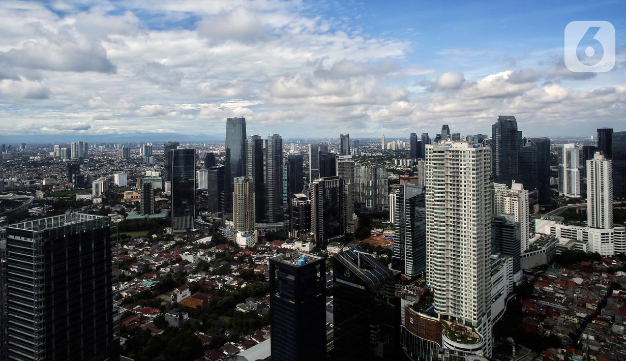 Lanskap permukiman penduduk dan gedung bertingkat di Jakarta, Minggu (28/11/2021). Direktur Perumahan dan Permukiman Kementerian PPN/Bappenas Tri Dewi Virgiyanti mengatakan tren penduduk yang tinggal di perkotaan diproyeksikan terus mengalami peningkatan. (Liputan6.com/Johan Tallo)