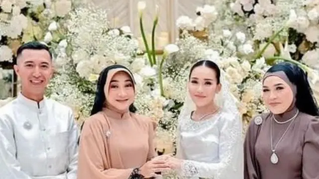 Gaya Elegan Ayu Ting Ting Saat Tunangan