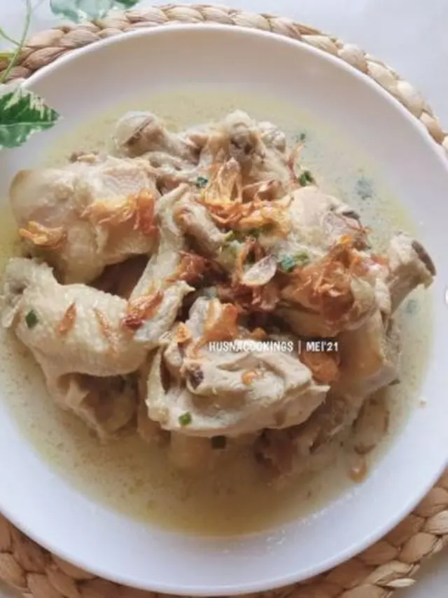 Sepiring opor ayam dengan taburan bawang merah goreng