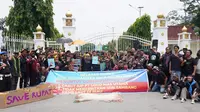 Demonstrasi nelayan Pulau Rupat mendesak Gubernur Riau Syamsuar mencabut izin penambangan pasir laut oleh PT Logo Mas Utama. (Liputan6.com/M Syukur)