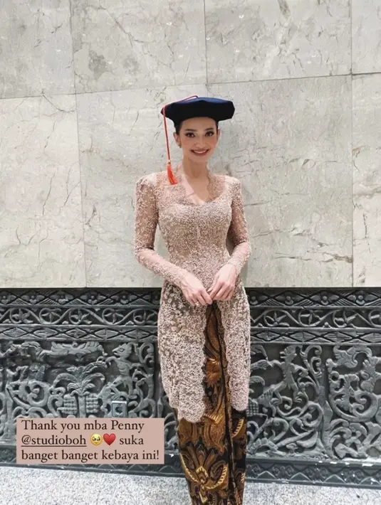 Dalam acara wisuda yang telah ia tunggu selama sembilan tahun tersebut, Enzy memilih mengenakan kebaya coklat panjang brokat dipadukan kain batik sebagai bawahan dari Studio Boh.[@enzystoria]