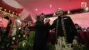 Pasangan calon gubernur Jawa Barat TB Hasanudin bersama wakilnya Anton Charliyan tersenyum sambil berjabat tangan saat pengumuman cagub-cawagub PDIP di kantor DPP PDIP Lenteng Agung, Jakarta, Minggu (7/1). (Liputan6.com/Faizal Fanani)