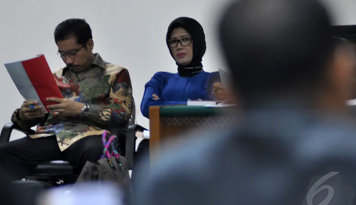 Terdakwa Walikota Palembang nonaktif Romi Herton dan istrinya Masyitoh saat menjalani sidang lanjutan di Pengadilan Tipikor, Jakarta, Kamis (8/1/2015). (Liputan6.com/Miftahul Hayat)