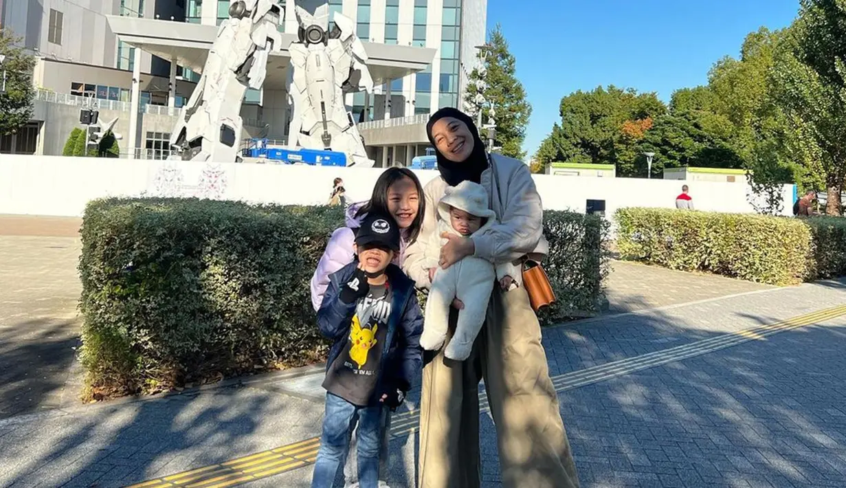 Penampilan keluarga selebriti ini selama berada di Jepang pun tak lepas dari sorotan netizen. Terlebih, ketiga anak Ananda Omesh dan Dian Ayu membuat banyak netizen merasa gemas. (Liputan6.com/@dianayulestari)
